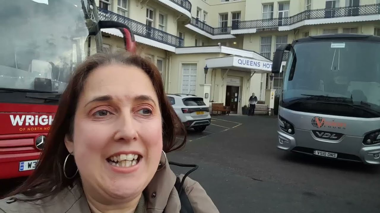 Захватывающий обзор отеля Queens Hotel в Истборне, Восточный Суссекс, Англия, Великобритания.