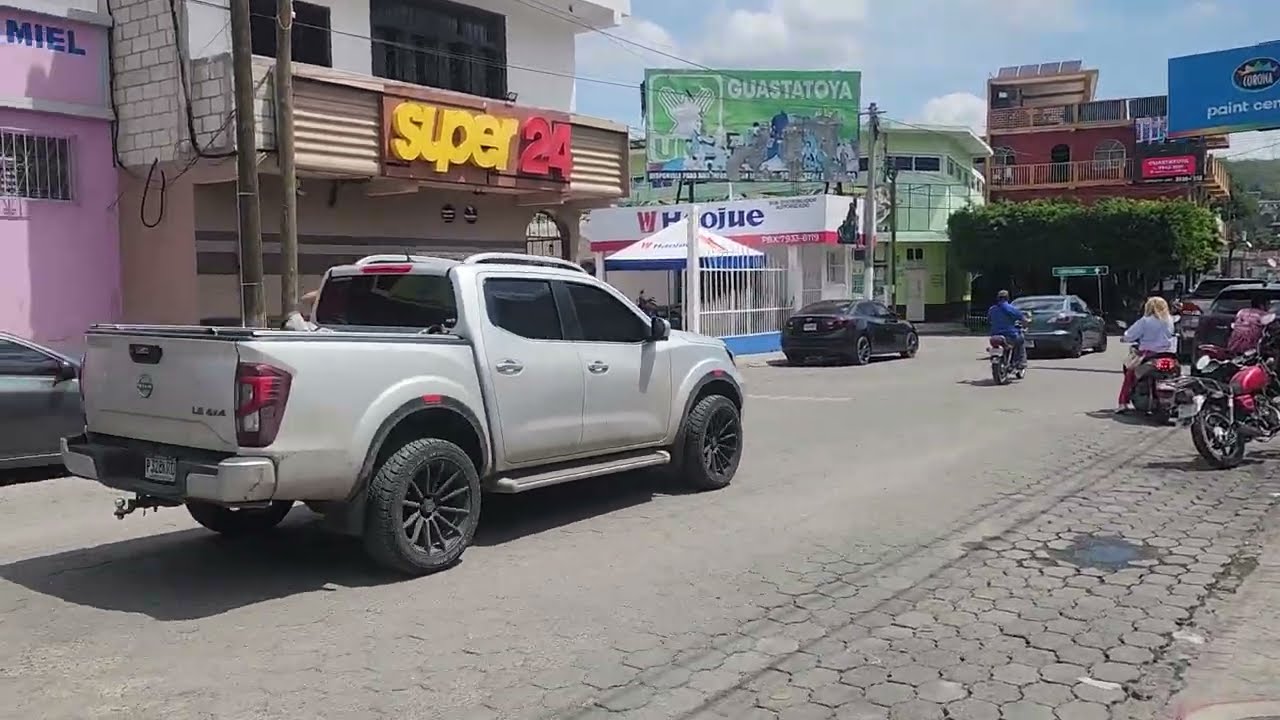 Caminando por una de las calles en Guastatoya, El Progreso 🇬🇹