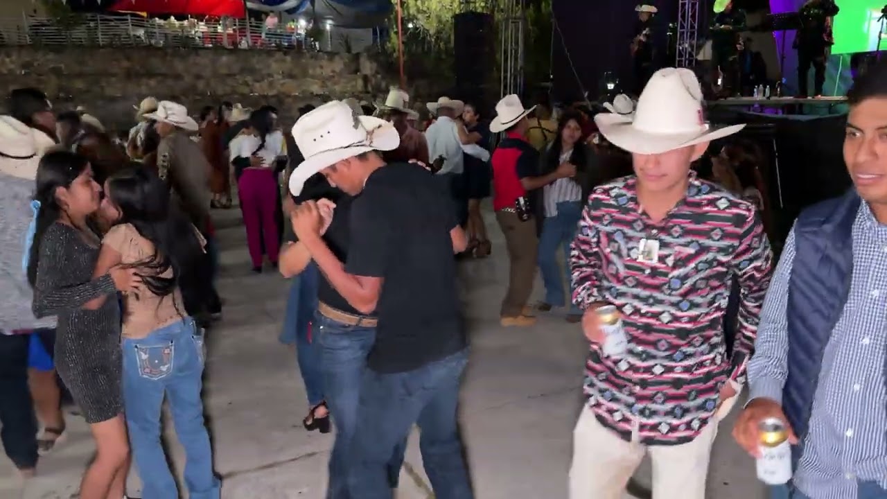 👌👌Los Benítez de la sierra tocando corridos para la gente de Tlaxca 👌👌