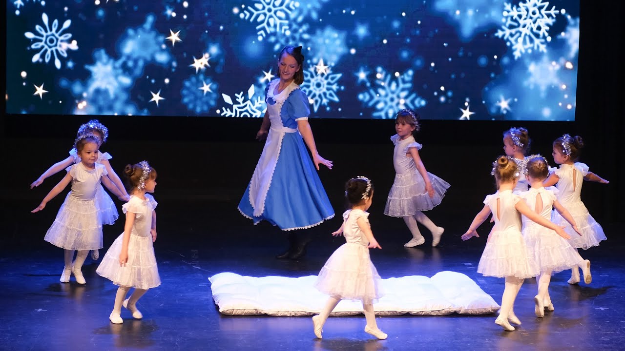 Schneeflocken mit Alice und Olaf (Kindertanz 1) - M&auml;rcheninszenierung 