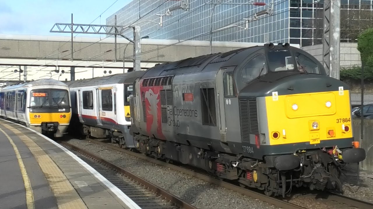 Fantastic Busy Few Hours at Milton Keynes Central & ￼Wolverton 37 Drag Northern 150 18th Dec 24 WCML