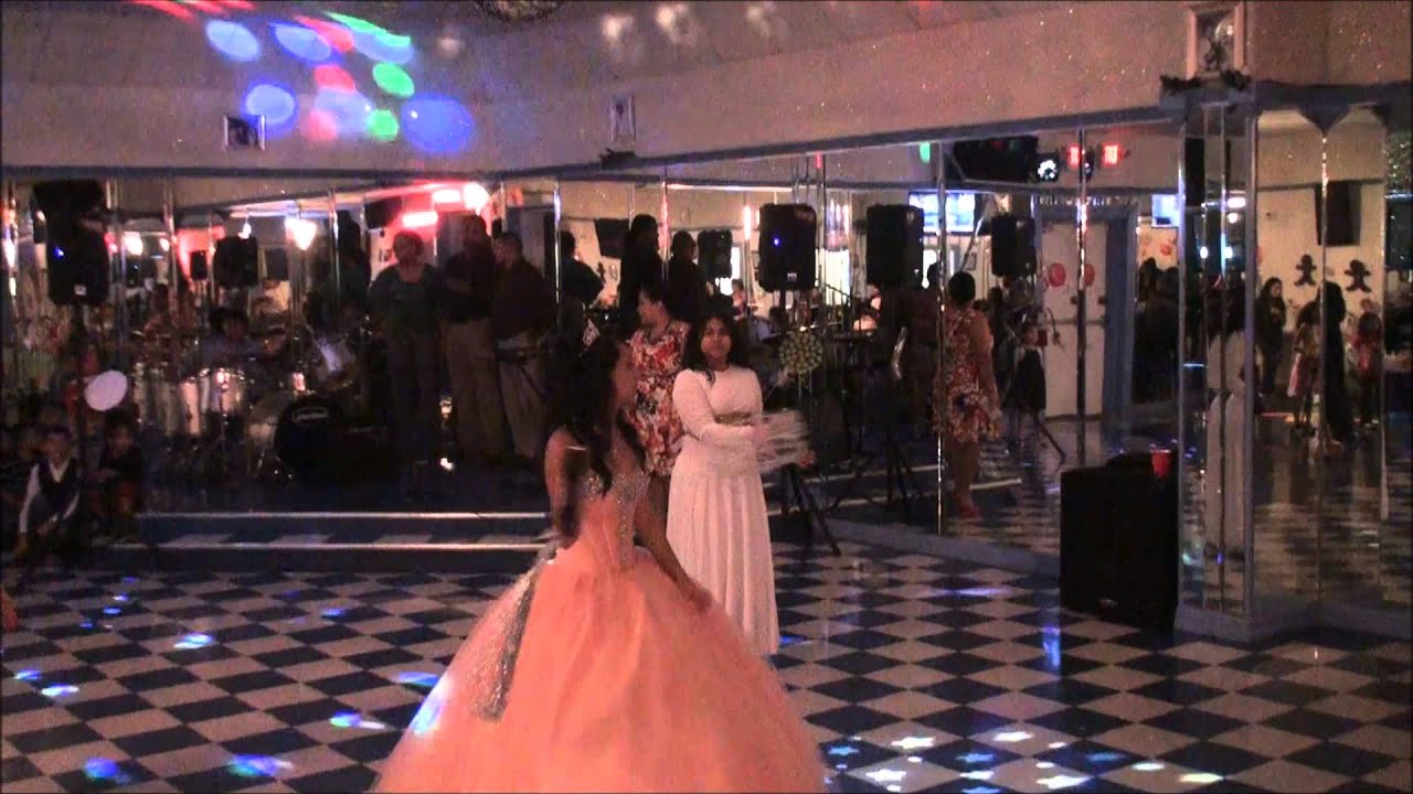 XV años, Daza con panderos
