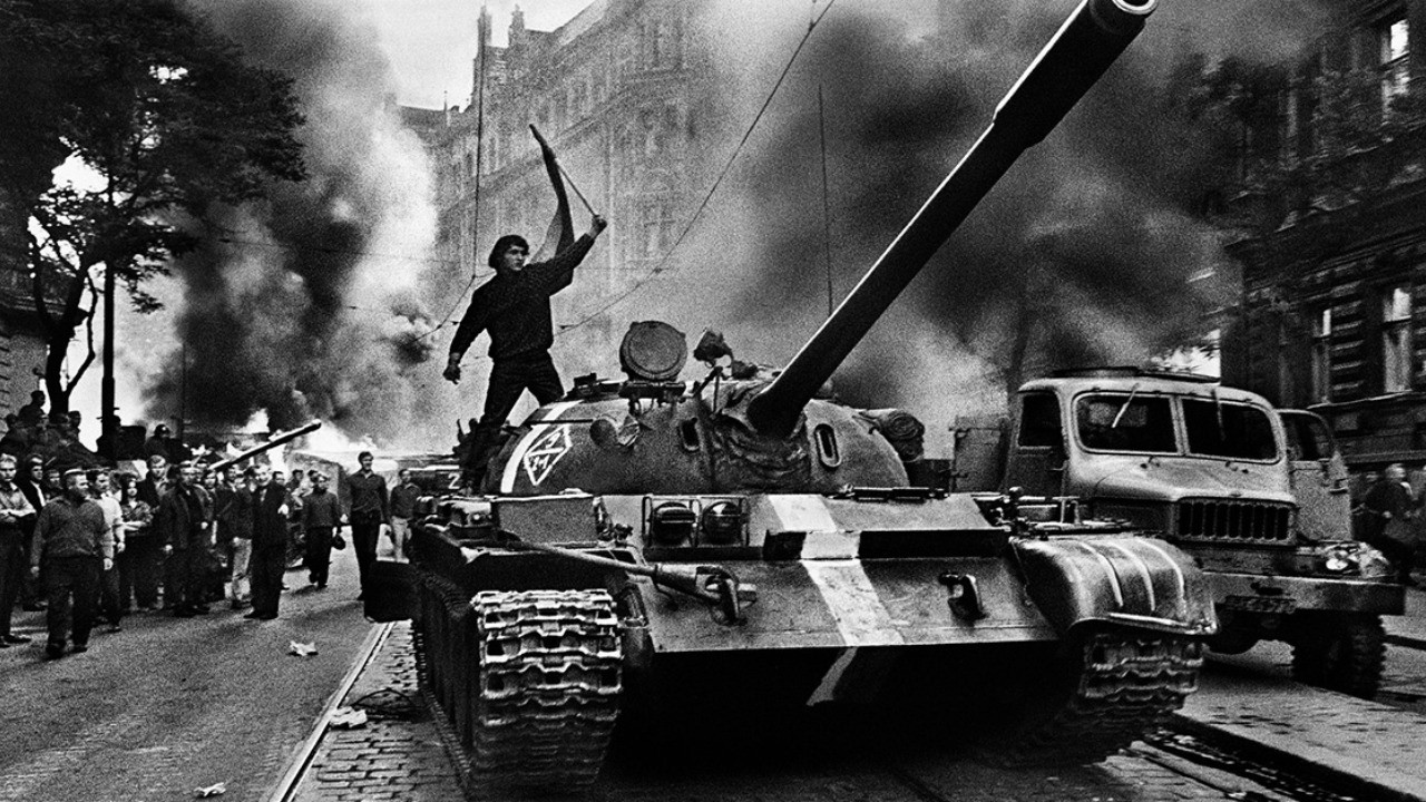 LE PRINTEMPS DE PRAGUE 🕊️ | Documentaire complet en Fran&ccedil;ais 🇫🇷 | Le r&ecirc;ve de libert&eacute; face aux chars
