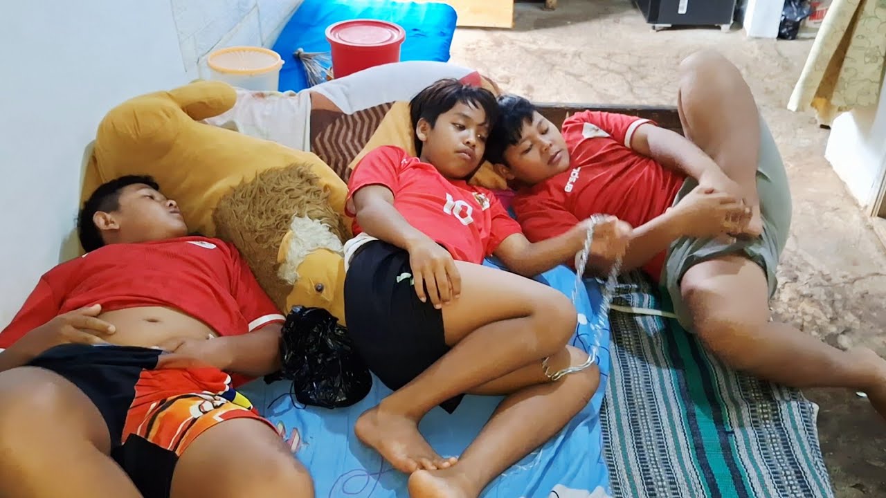 Sedang hujan deras,tiduran saja....