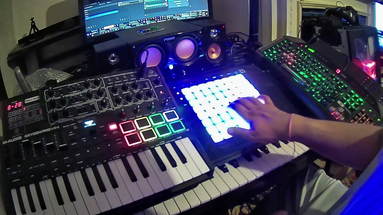 Behringer PRO-800 - created Presets B-25 + B-26 + B-27 + B-28 + B-29 / played with Launchpad Pro