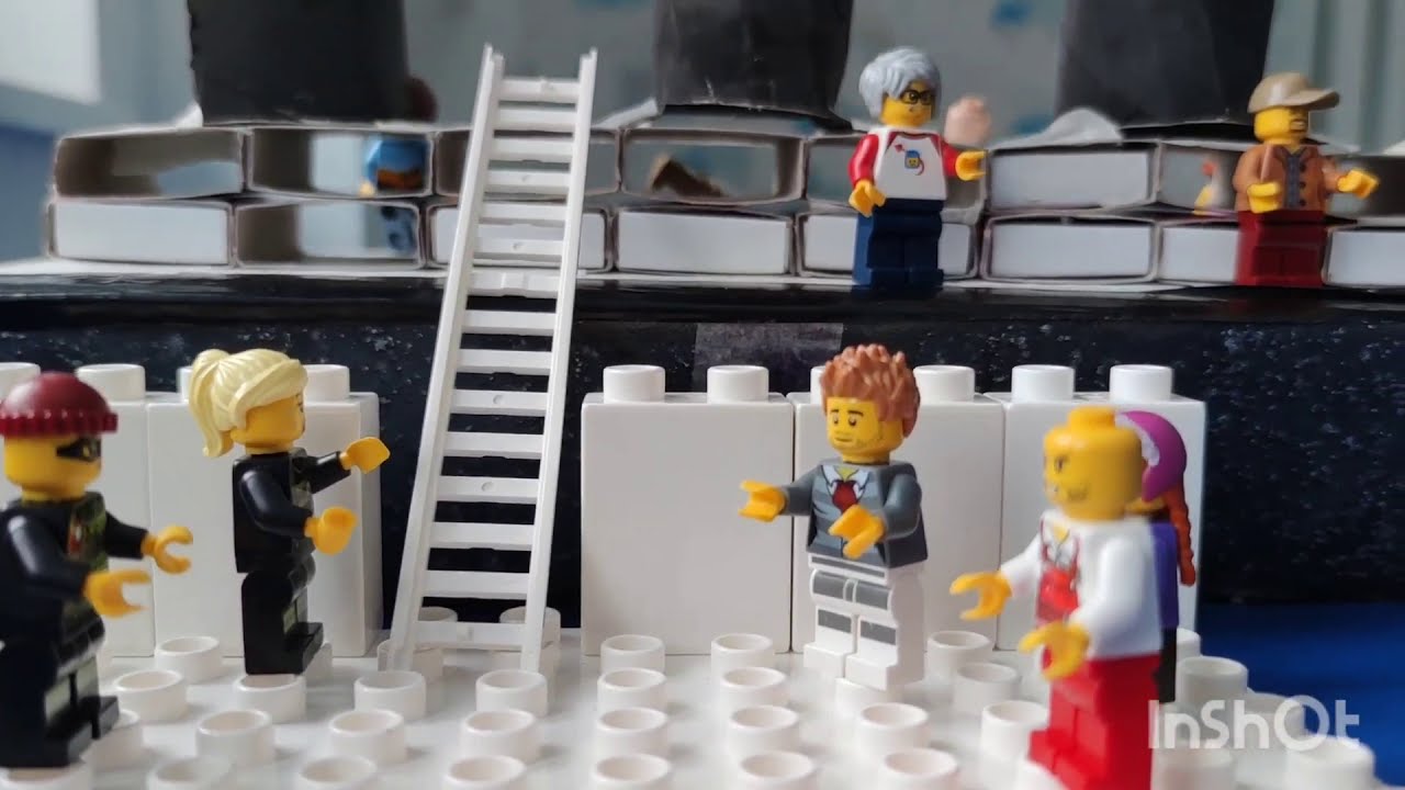 Zabawa w domu z tatą, klocki LEGO i Titanic z kartonu - Sinking of Cardboard Titanic