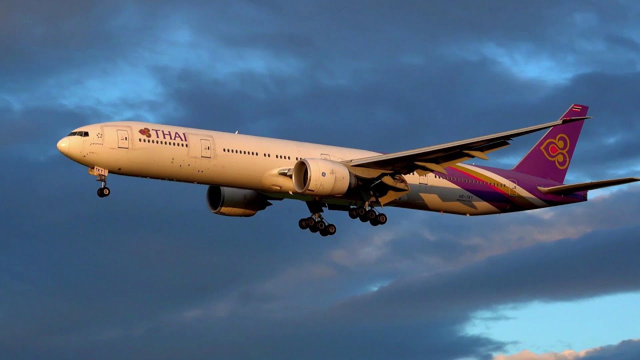 THAI B777-300 (4K) HS TKY SUNRISE ARRIVAL