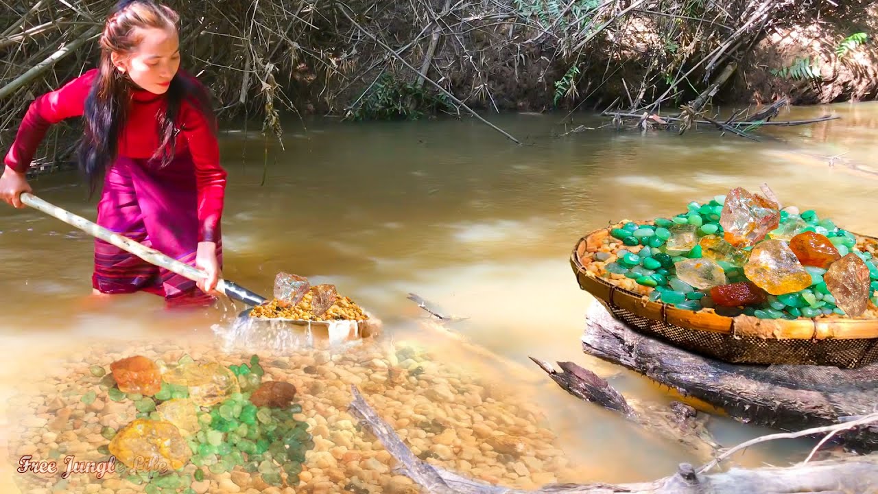 Perfect! Wonderful Girl Dug A Complete Green Ghost Crystal, Diamonds, Crystal, gemstone In River