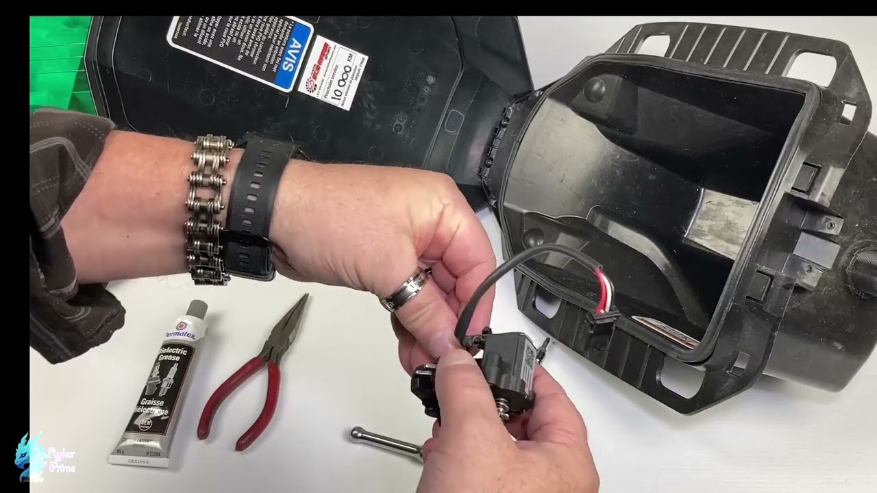 Installation d'un Verrous du Coffre Avant pour les Ryker 2021 et +