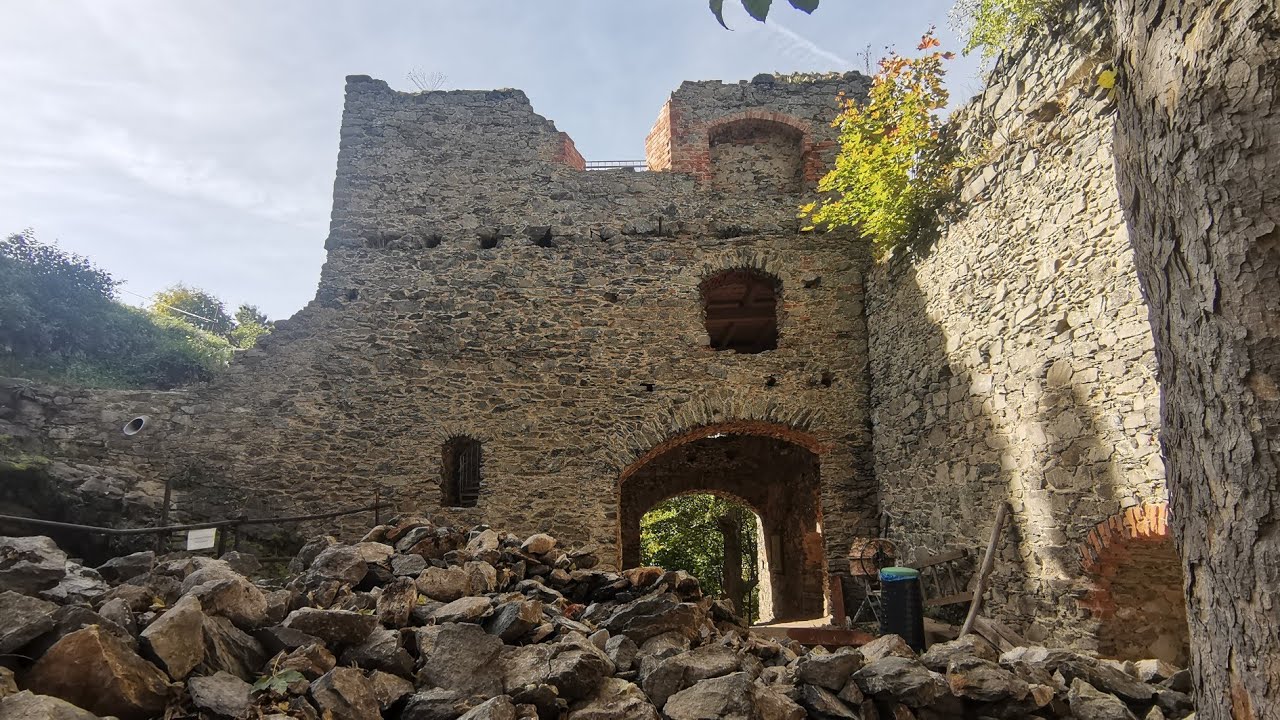 Zřícenina hradu Andělská hora (Engelsburg) u Karlových Varů a kostel sv. Michaela Archanděla