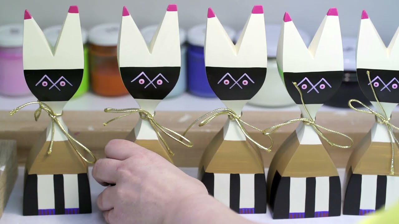 Productie van de Vitra Wooden Dolls van Alexander Girard | designweb