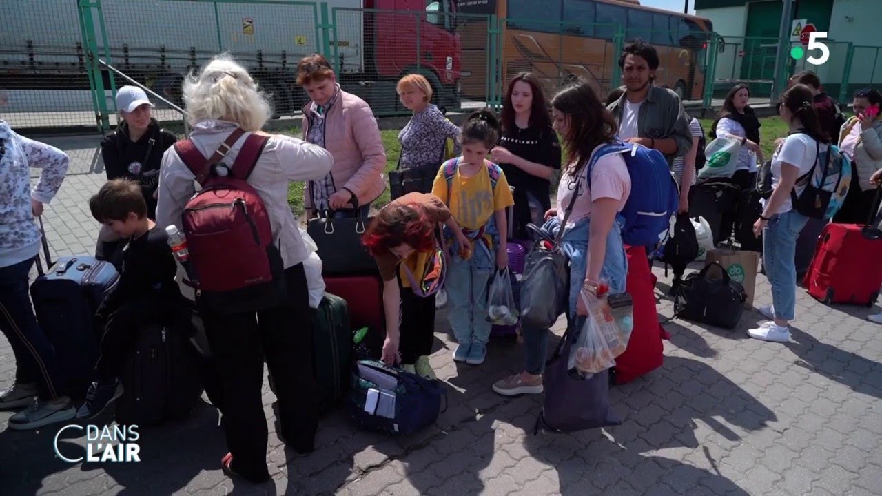 Ukraine : des millions de réfugiés rentrent au pays - Reportage #cdanslair 03.06.2022