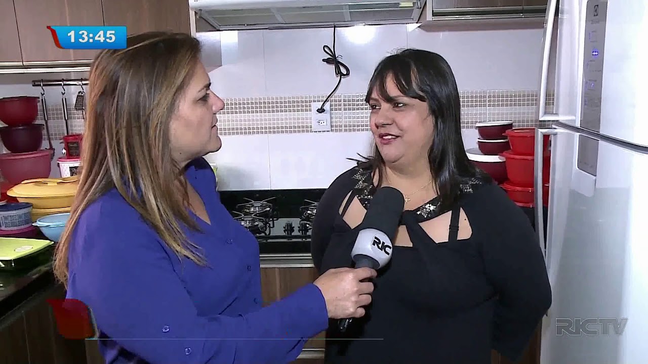 Vício: mulher coleciona potes plásticos