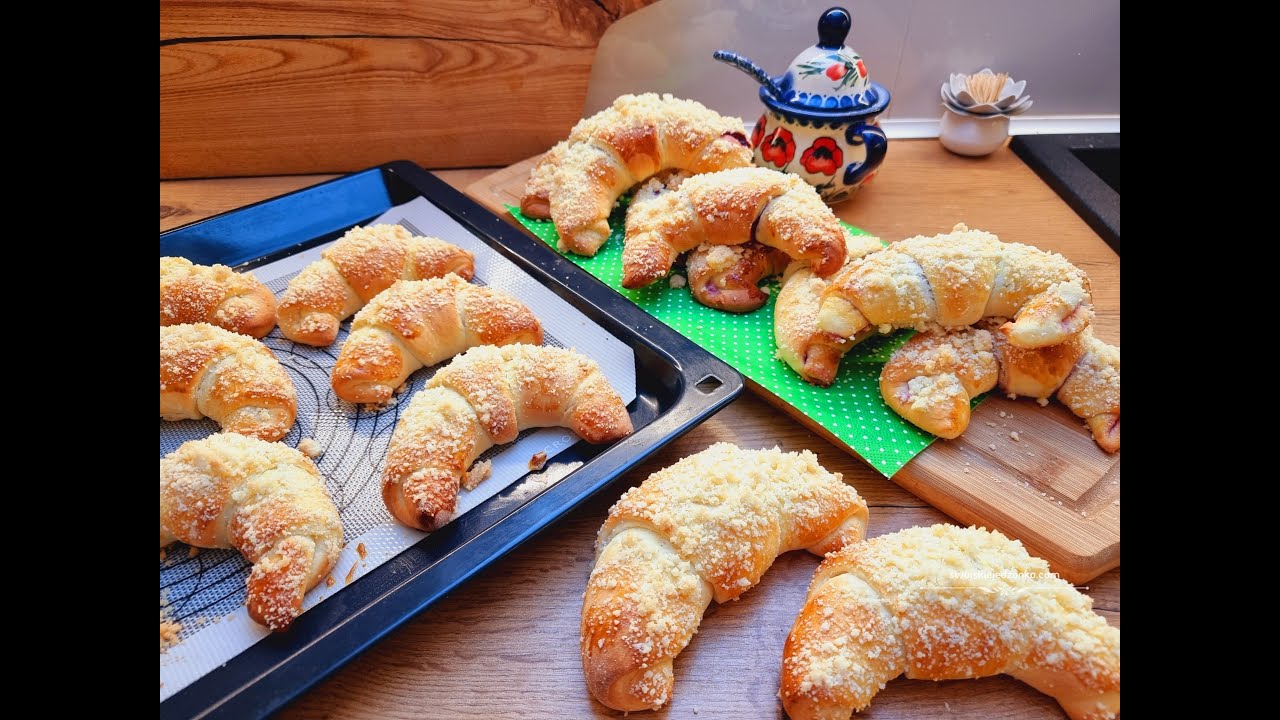 Rogaliki drożdżowe z kruszonką i dżemem, mięciutkie i proste do zrobienia #rogaliki #drożdżowe