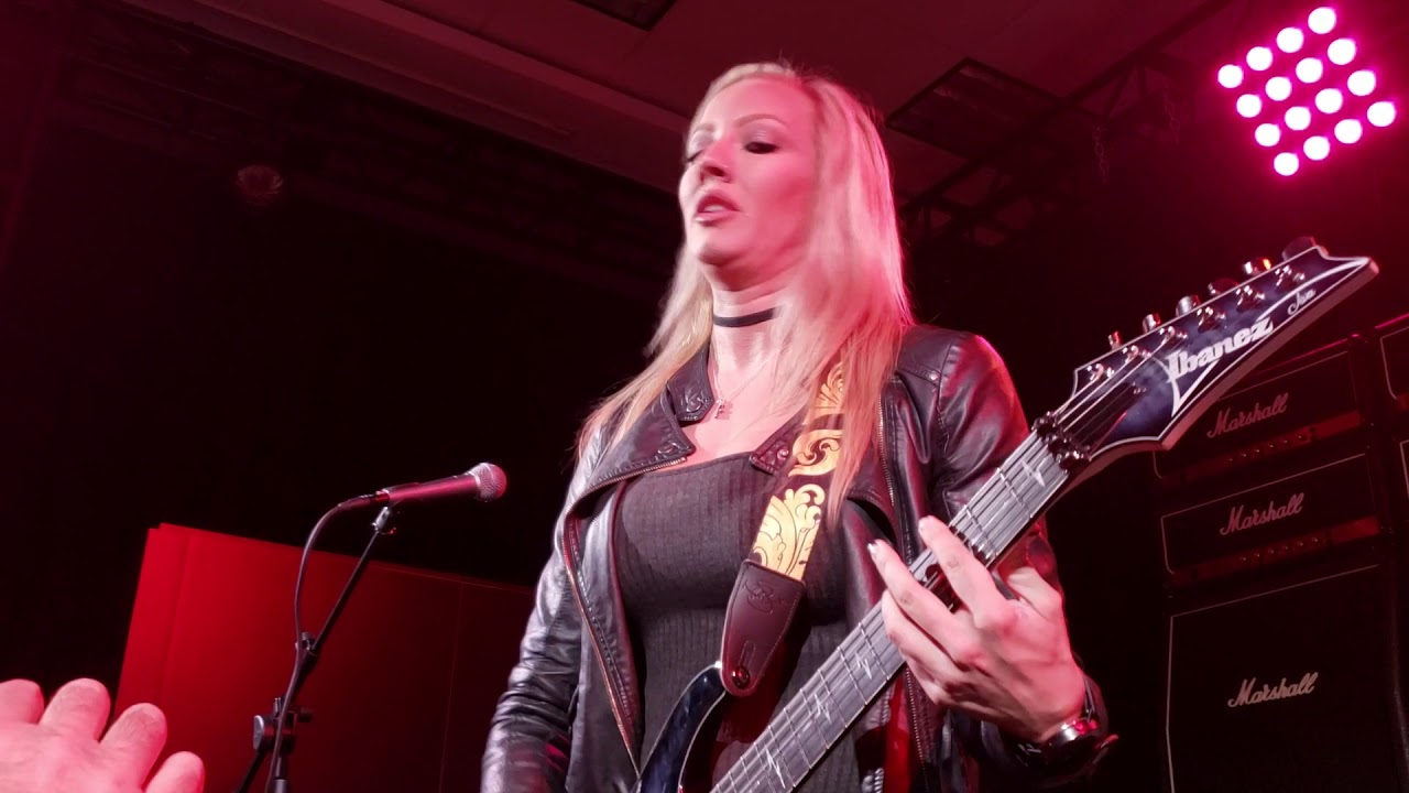 NITA STRAUSS(Poison)! At The Anaheim Convention Center In Anaheim,Ca.! 1-17-20!🎸🎸🤘🤘