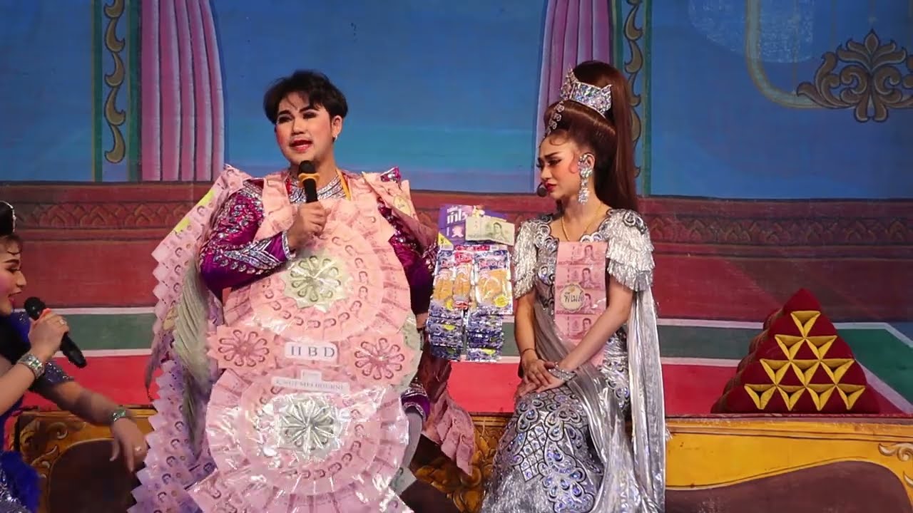 นุ่นแอบหยิบขนม บอก"เอาสีนี้" พี่บาสบอก "วันนี้มึงเป็นนางเอก ไม่ใช่ดำดง เก็บทรงหน่อย" 5555