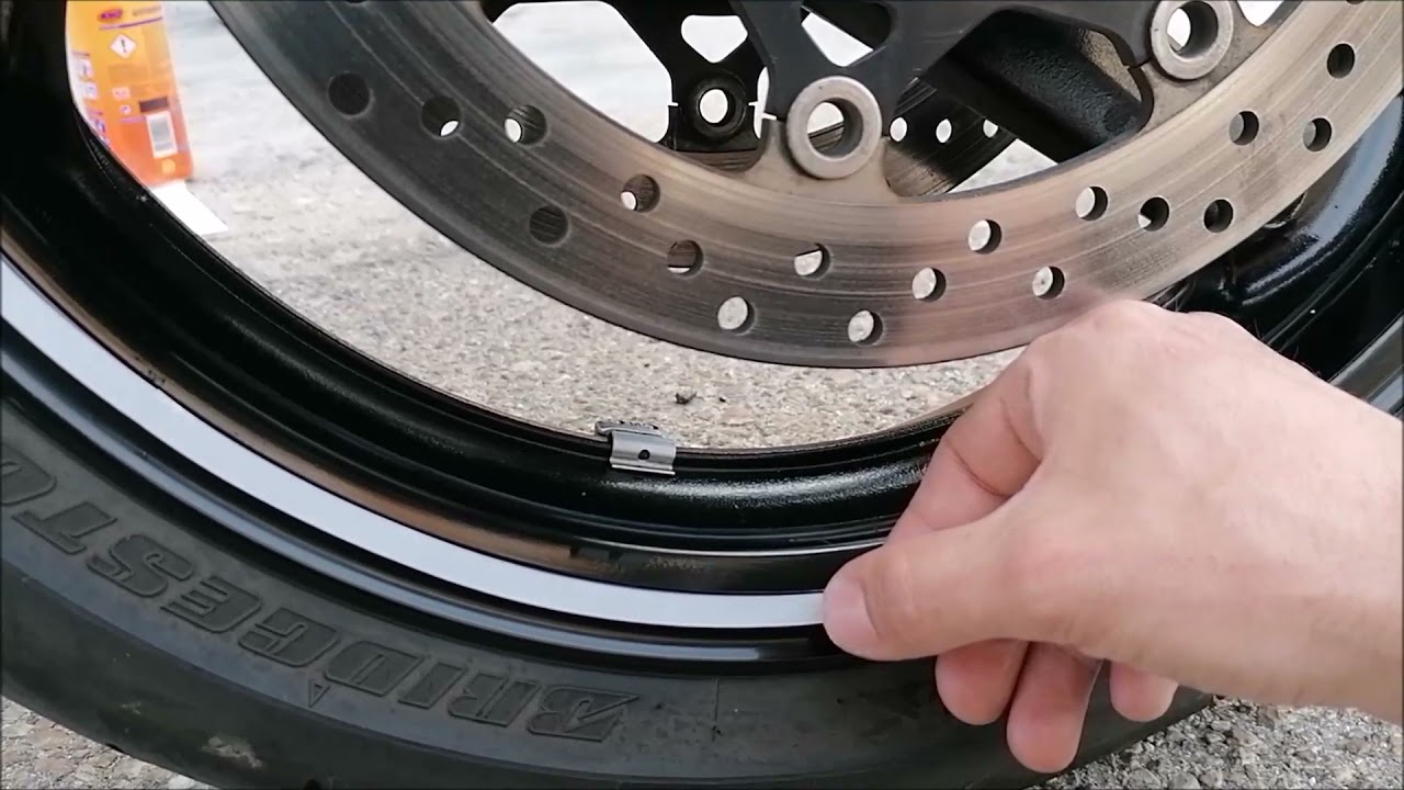 Cómo colocar pegatinas en las llantas de la moto