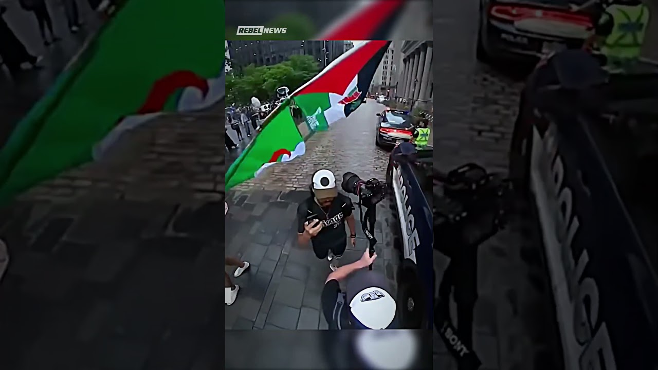 Агрессивный протестующий НАПАДАЕТ на нашего видеооператора