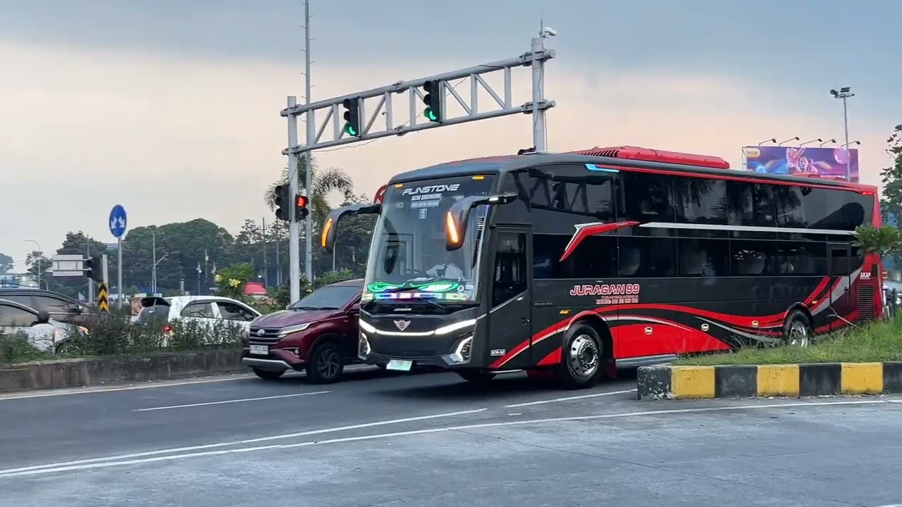 Hunting bus keren masuk tol singosari #busmania #bismania #busdoubledecker #ngoyodbis #huntingbus