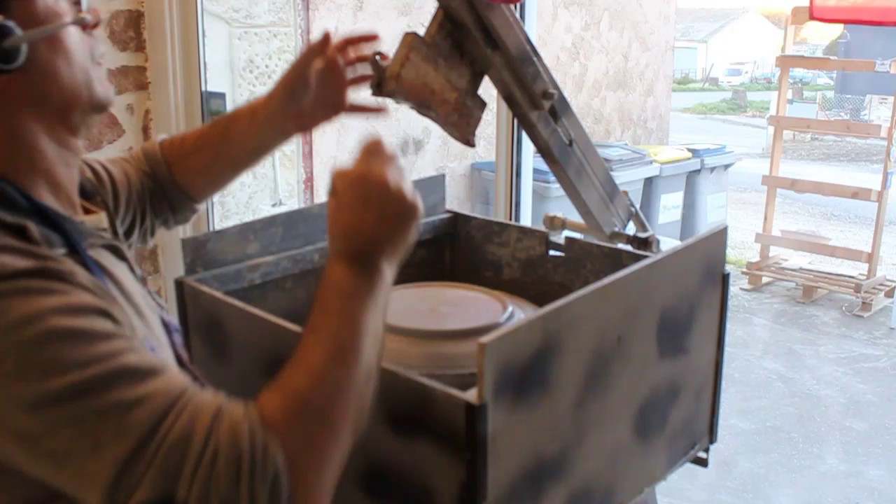 Démo fabrication méthode calibrage d'assiette en terre faience par Le Petit Vallauris