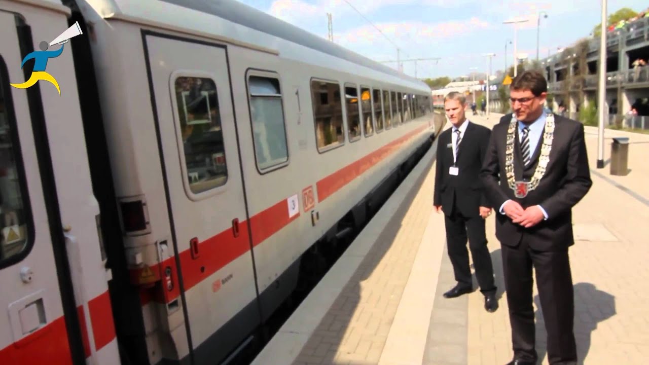 Koninging Beatrix arriveert op station Herzogenrath