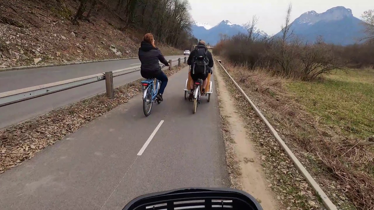 Tour du lac d'Annecy en vélo.