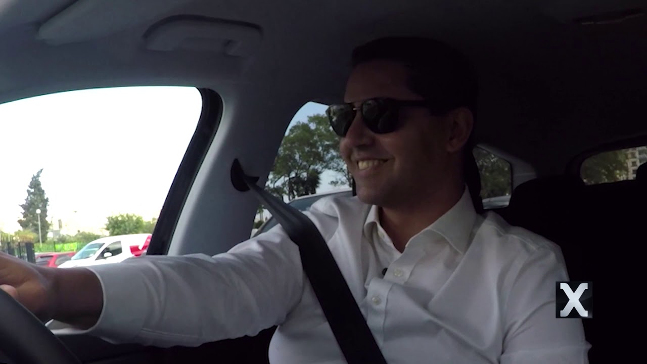 Il-Ministru Ian Borg jagħmilha ta' xufier ta' taxi.