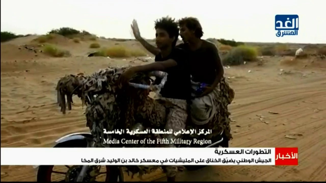 الجيش الوطني يضيق الخناق على المليشيات في معسكر خالد بن الوليد شرق المخا