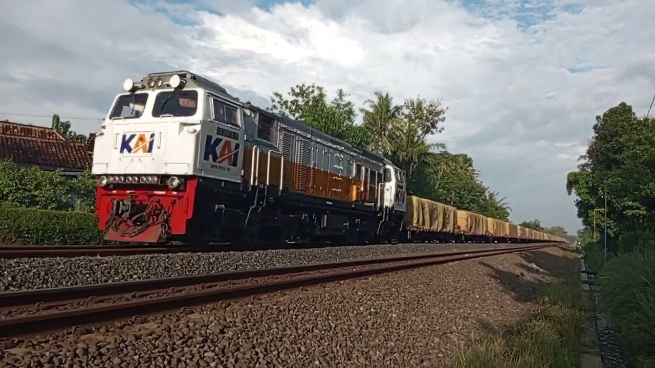 KA Semen Bungtalun Service Membawa 30 Gerbong Semen #keretaapi