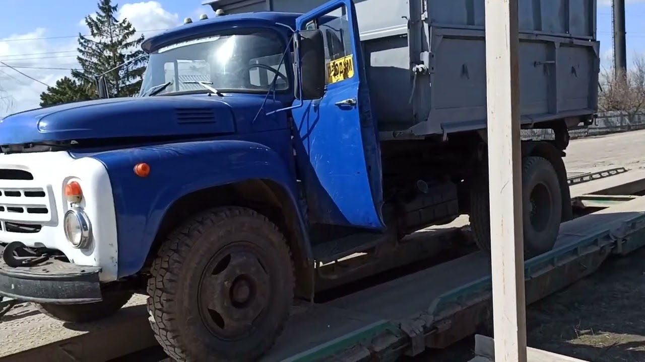 ЗИЛ 130 д240 еду за отсевом в карьер в Новгородку