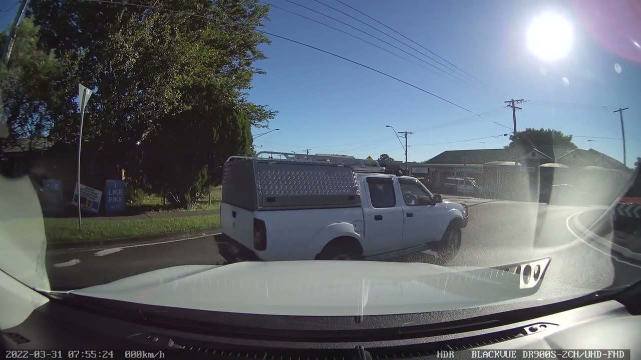 Nissan Navara Fails To Give Way At Roundabout & Nearly Gets T-Boned