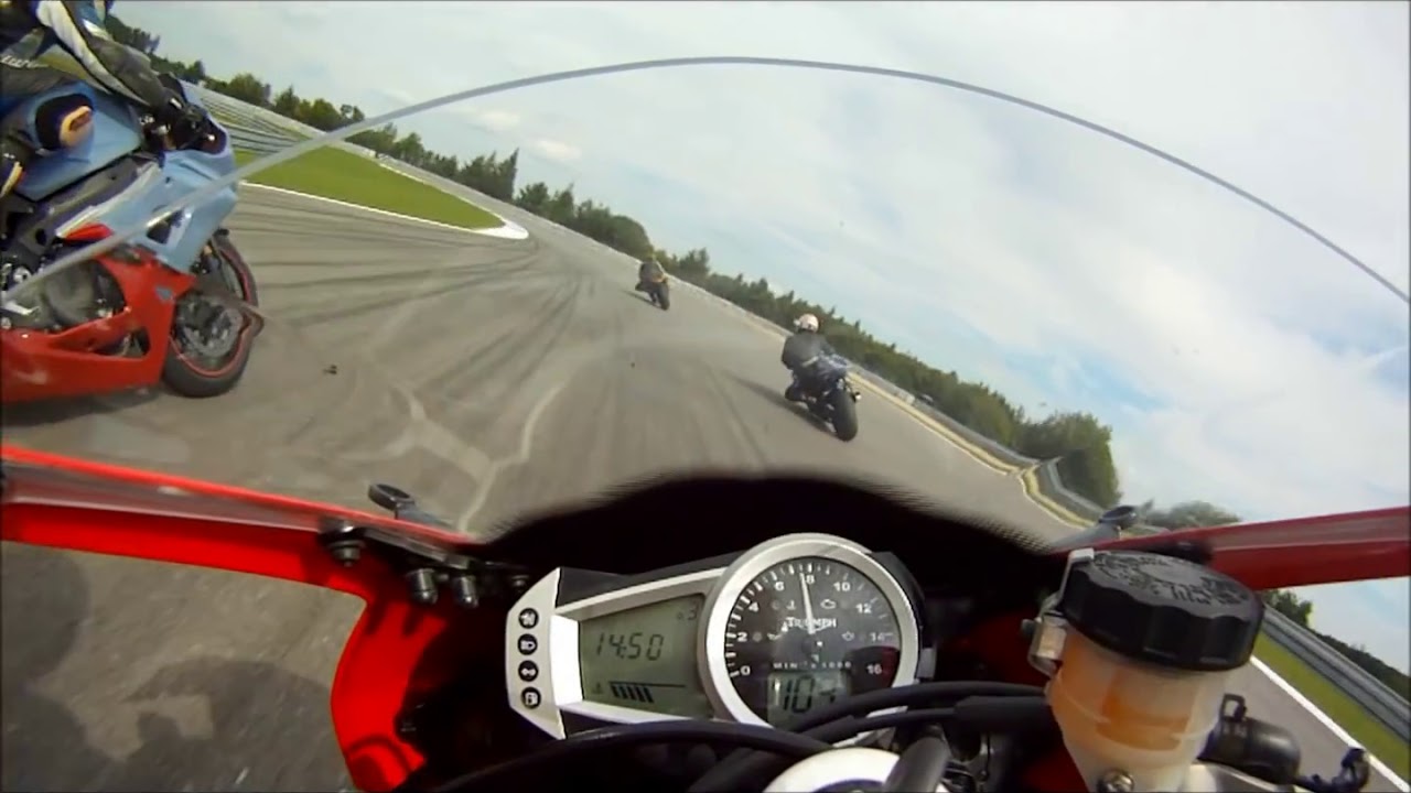 Triumph Daytona 675 vs Suzuki GSX-R 1000 at Brno