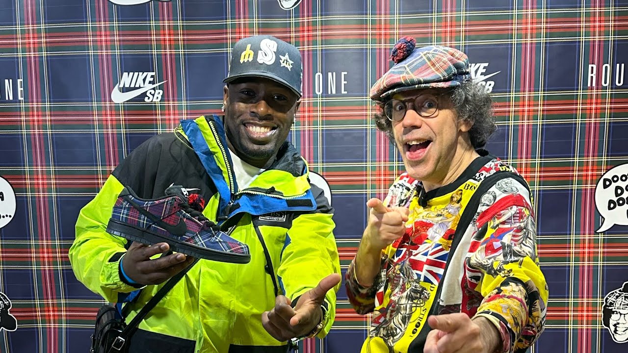 Nardwuar signed my dunks !