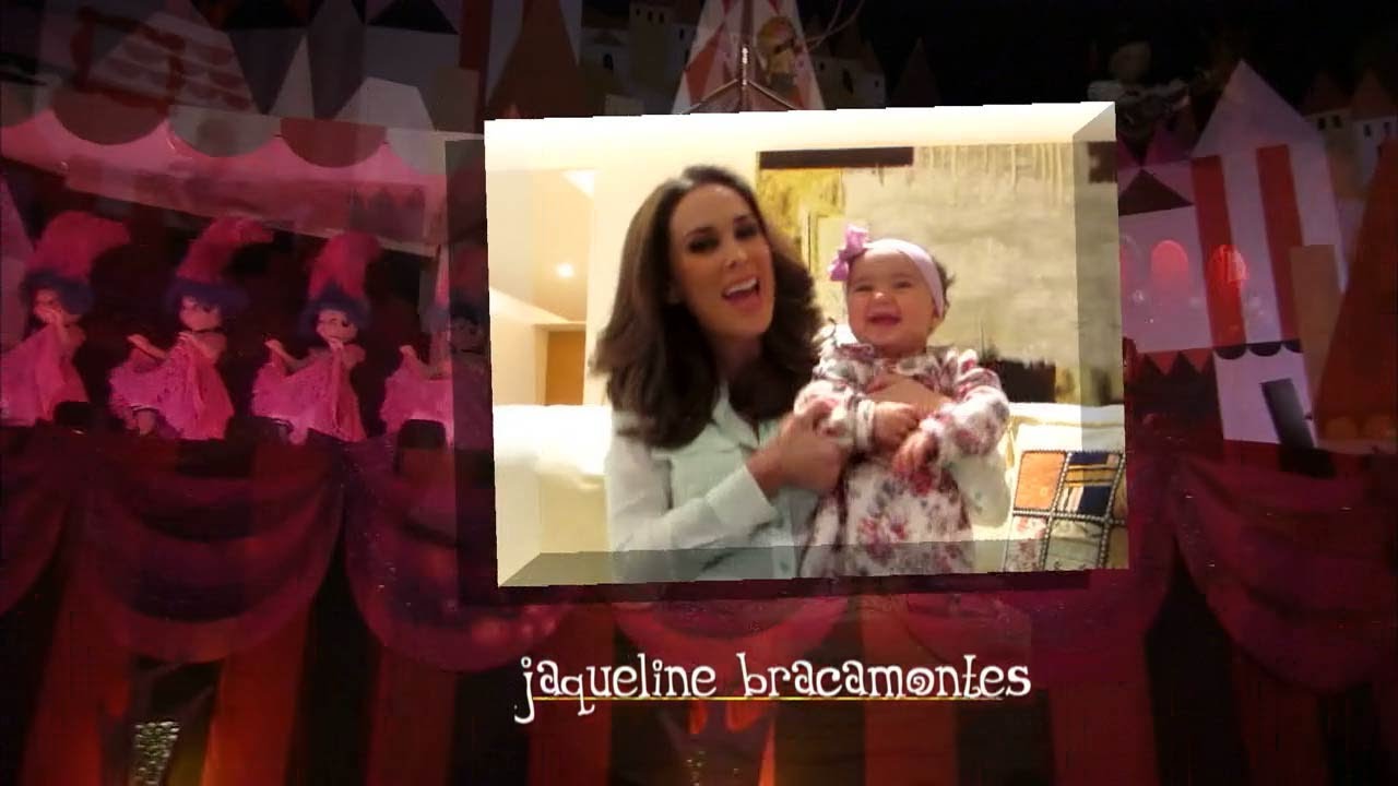 Jacky Bracamontes y 'Mini Jacky' Cantan 'It's A Small World'