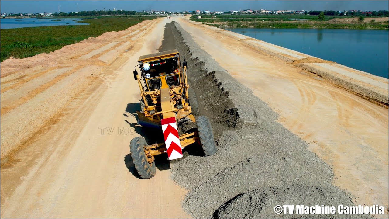 Best Caterpillar Motor Grader Operating Techniques Cutting Slope With Grading Gravel New Road