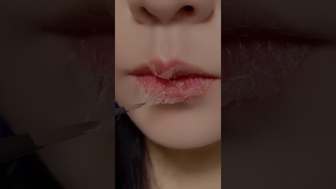 🔥korean glossy lips in 2 mins💯😱 lip scrub for dry lips🔥 #lipscare #shorts #viral #homeremedies