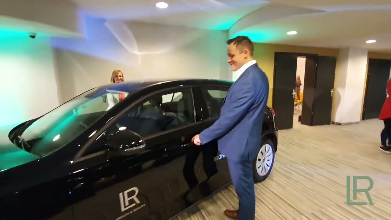 LR autó átadás