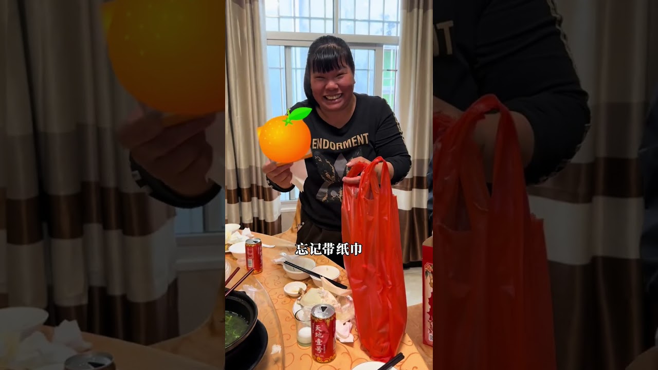 小芬学长的工作室放假过年了，今天吃年饭给小伙伴们发红包和年货，工作以来最长的寒假，提前祝大家新年快乐哦，顺顺利利，年年有余#广东 #湛江 #家庭日常 #过年 #放假