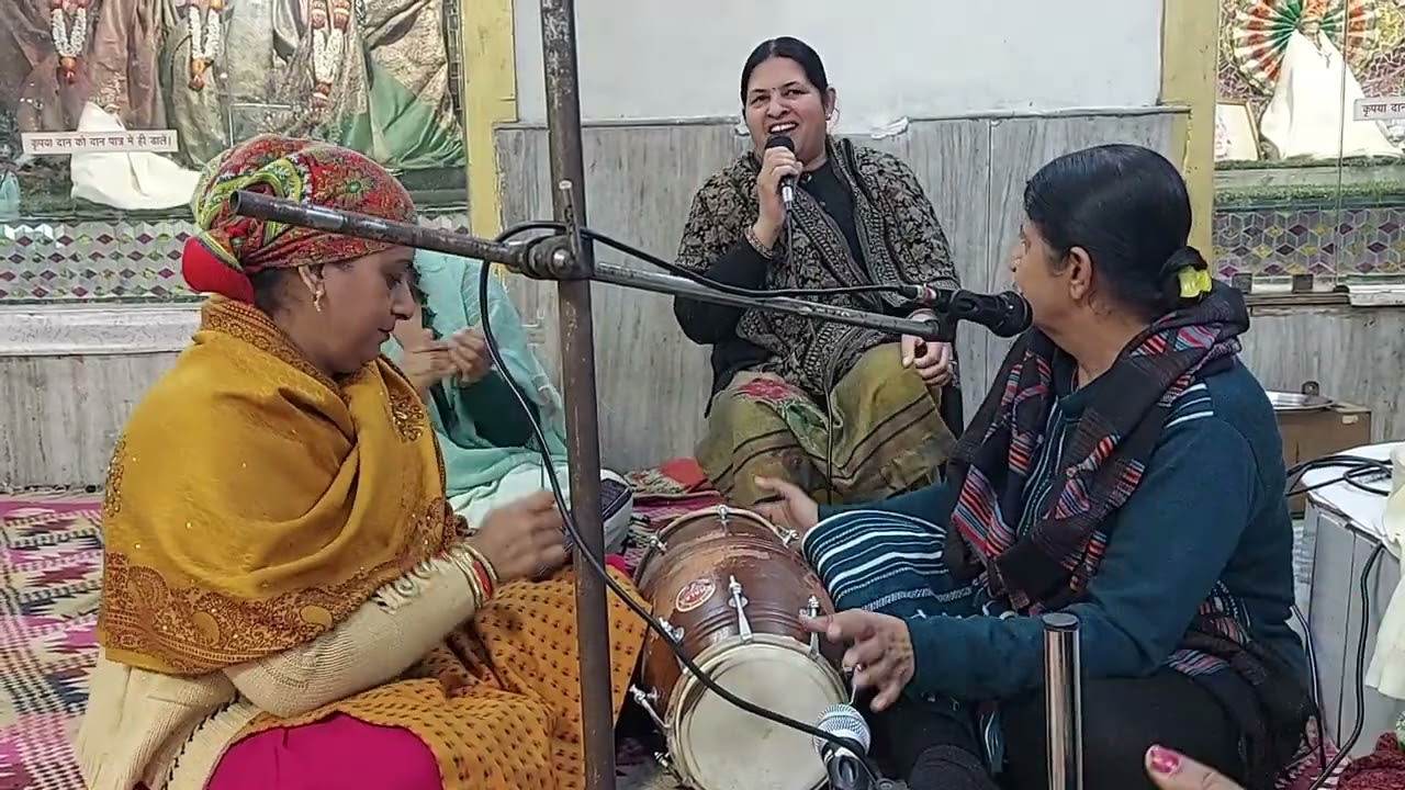 वृन्दावन मुझको बुलाले मेरे मोहन दौडी दौडी चली आऊंगी 