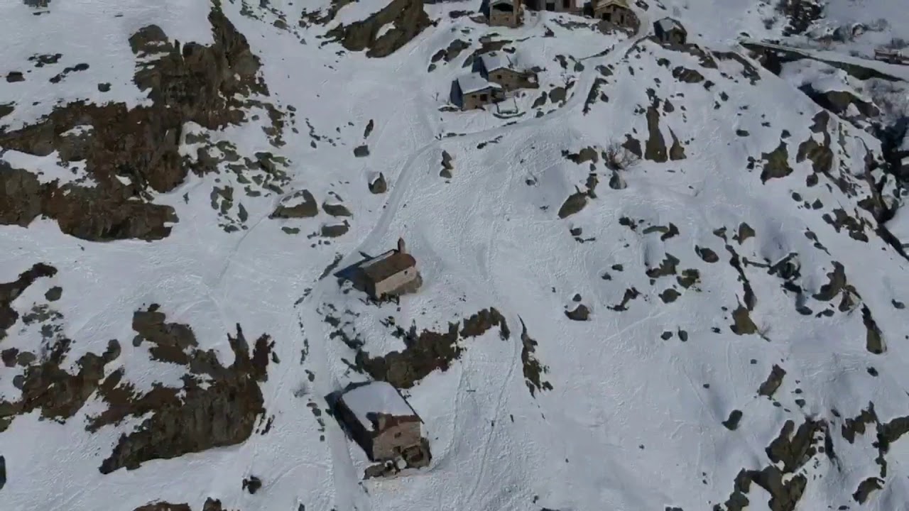 L' &eacute;cot : le village de Belle et S&eacute;bastien vue du drone dji spark