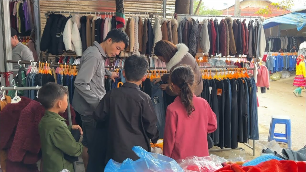 Đưa 3 cháu Dình Pà Gia đi sắm quà Tết sập chợ phiên cuối cùng của năm, tắc kẹt cứng
