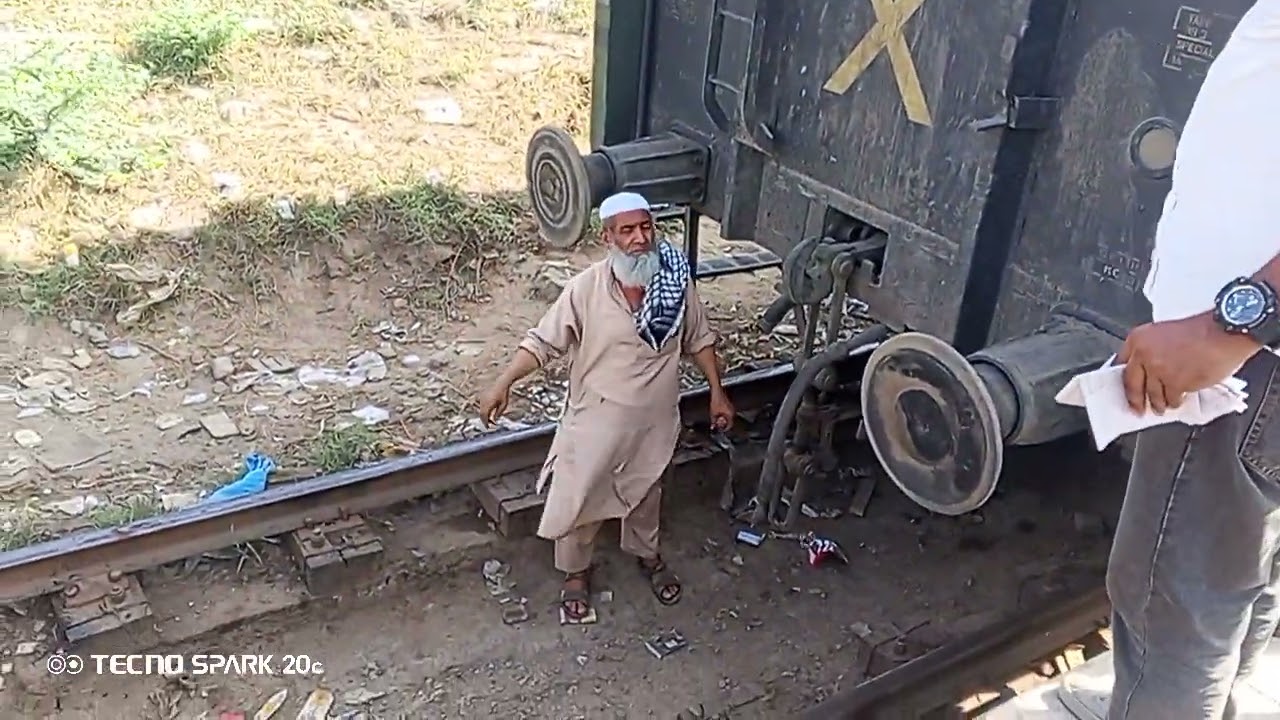 Pak business express engine fix with bogies Karachi cant station 🚉 Pakistan