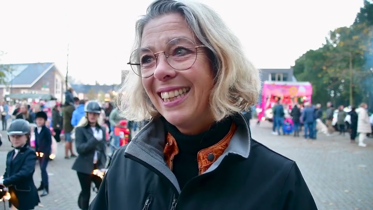 Een stoet van lichtjes tijdens de Lampegietersavond Renswoude