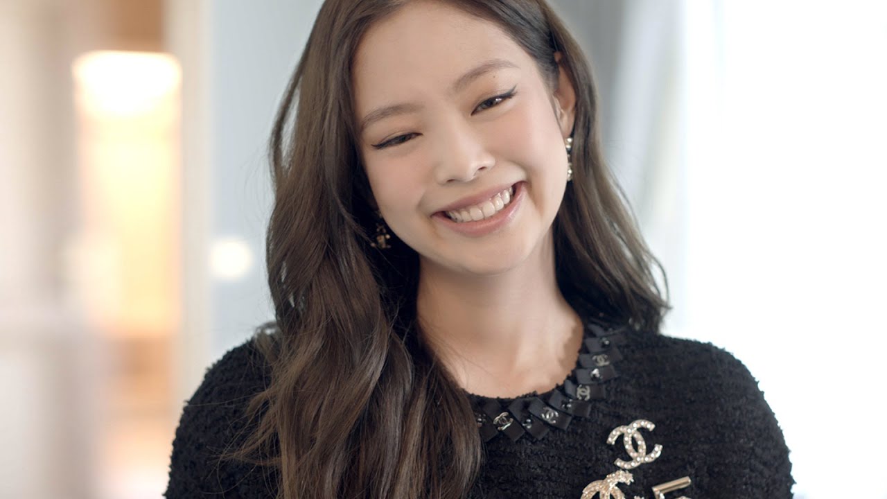 JENNIE With Caroline de Maigret Fall-Winter 2021/22 Ready-to-Wear &mdash; CHANEL Shows