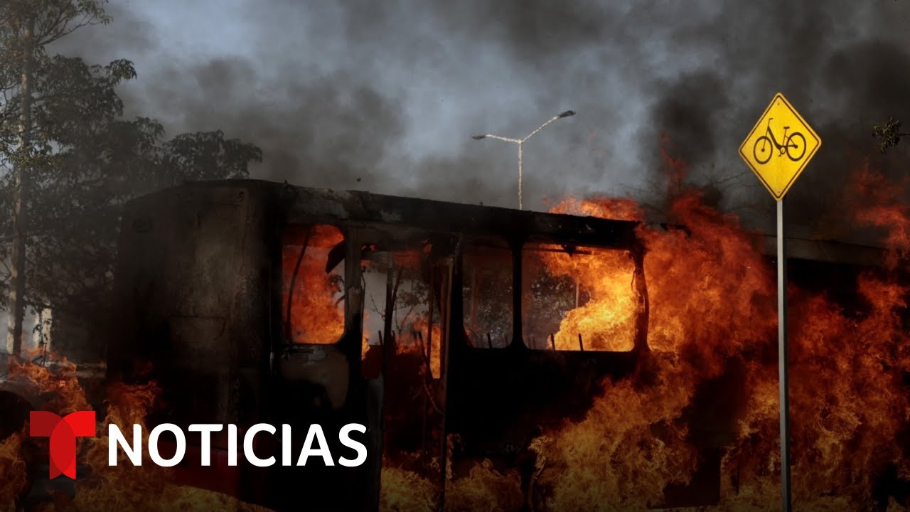 Violencia se desata en Jalisco tras la muerte de 'El Mencho', líder del narco | Noticias Telemundo