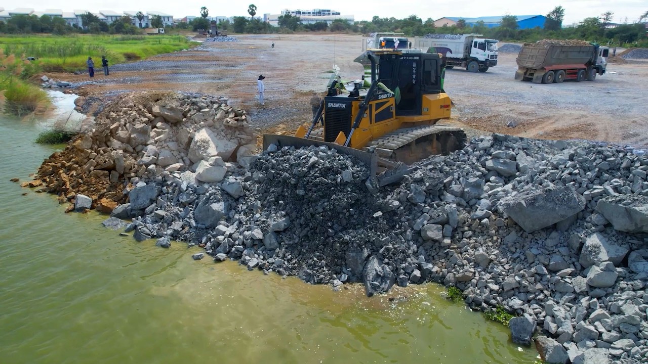 OMG this dozer SHANTUI Push Stone , Dump Truck 25Ton Unloading Stone Filling