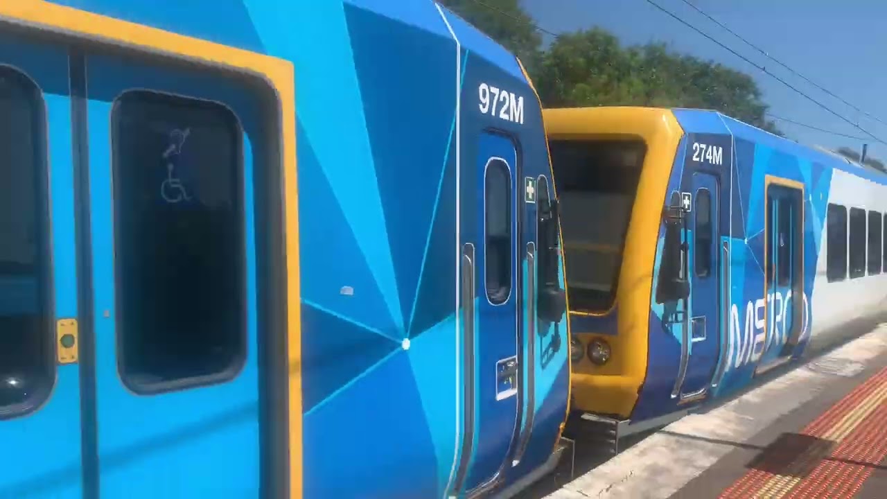 Trains at Holmesglen 