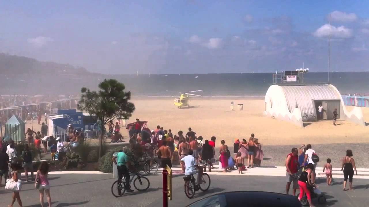 Atterrissage d'un hélicoptère sur la plage d'Hendaye