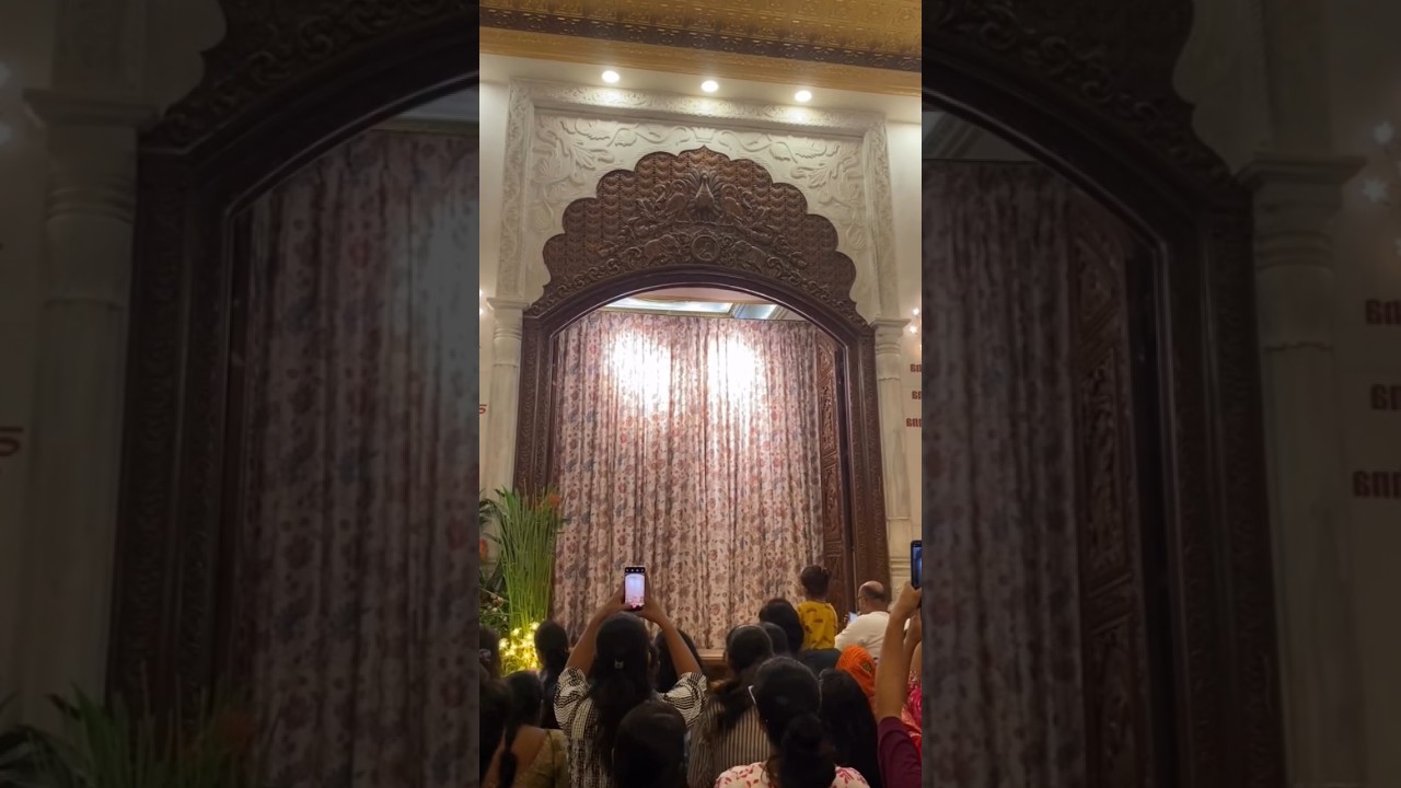 हे माधव श्री राधे. .              