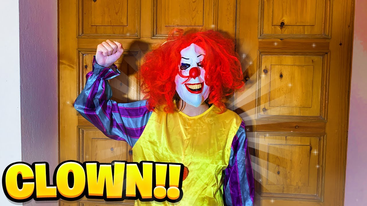 IL CLOWN HA BUSSATO ALLA PORTA DI NOTTE!! 😱 VILLA degli YOUTUBERS